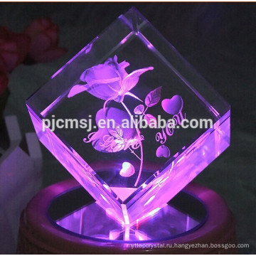 Подгонянный кристаллический куб с 3D лазерной гравировкой роз для украшения стола